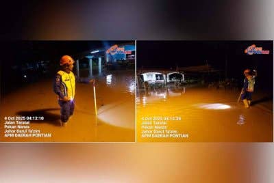 Anggota APM memantau keadaan banjir di Kampung Paya Embun, Pekan Nanas, Pontian.