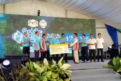 Fadillah (lima dari kiri) menyampaikan Anugerah Khas Sumber Air 2025 kepada pemenang sempena Majlis Perasmian Sambutan Hari Sungai Sedunia 2025 peringkat kebangsaan di Sungai Batu Tegoh, Padang Merbok, pada Sabtu.