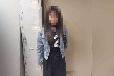 Wanita warga China yang ditahan AKPS di KLIA 2 pada Jumaat.