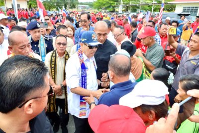 Hajiji beramah mesra dengan penduduk di Pitas ketika hadir majlis Pecah Tanah Projek Perumahan dan Kedai LPPB Kampung Taka di Dewan Masyarakat Pitas.