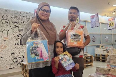 Siti Nur Akira bersama suami memborong 52 buku terbitan Kid Karangkraf untuk dijadikan hadiah sempena hari lahir Aurora Medina ke-5 yang disambut 23 Oktober ini.