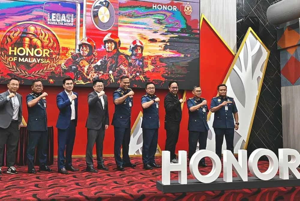 Barisan tetamu kehormat HONOR dan JBPM bergambar bersama pada majlis penghargaan untuk JBPM pada Jumaat.