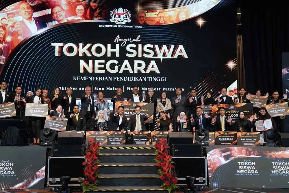 Zambry bergambar bersama pemenang ATSN 2025 pada Rabu.