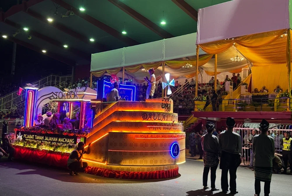 Kenderaan berhias daripada Pejabat Tanah dan Jajahan Machang berarak melintasi pentas diraja.
