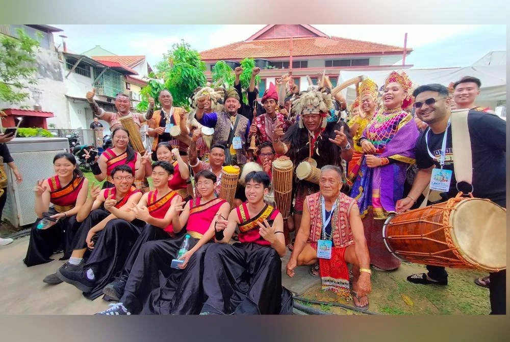 Penggiat seni bergambar bersama sempena LACF 2025.