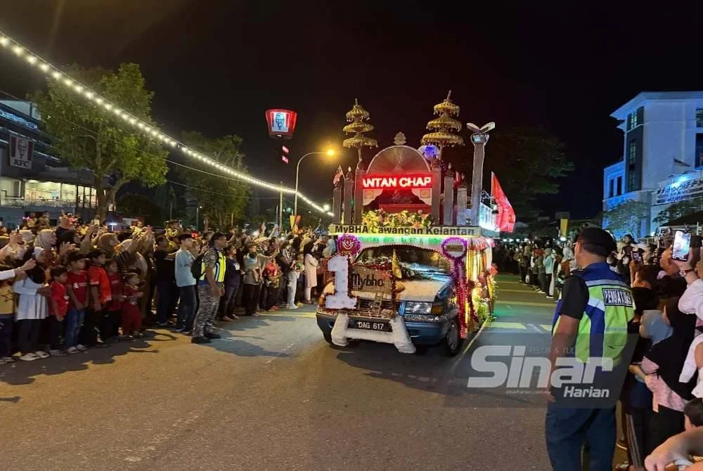 Perarakan kenderaan berhias sempena ulang tahun keputeraan ke-56 Sultan Muhammad V disertai 17 kenderaan berhias mewakili jabatan negeri, persekutuan dan pihak berkuasa tempatan. Foto Sinar Harian ADILA SHARINNI WAHID
