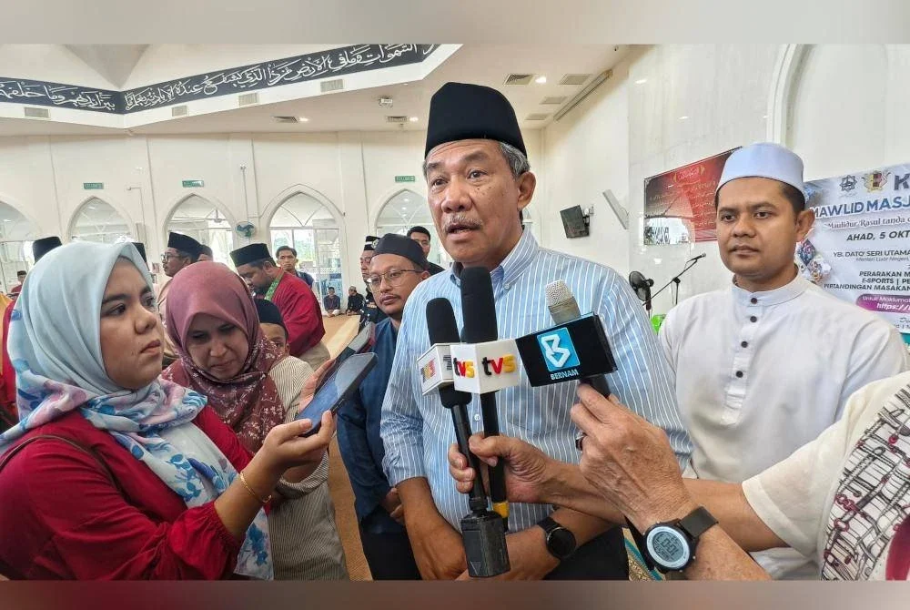 Mohamad ketika ditemui pemberita di Karnival Mawlid Masjid Sheikh Haji Ahmad di Sendayan pada Ahad.