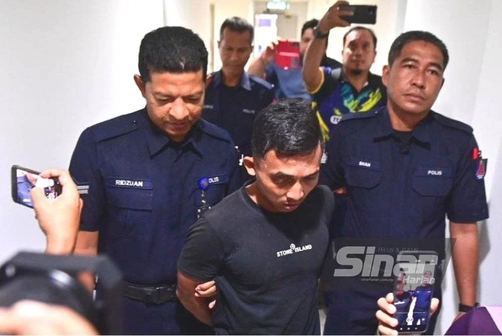 Ahmad Farhan (tengah) ketika dihadapkan di Mahkamah Majistret Kuala Terengganu atas kesalahan sama sebelum ini.