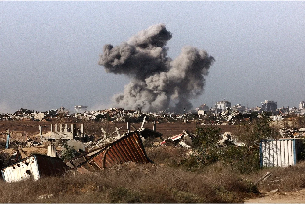 Kepulan asap tebal memenuhi ruang udara di Bandar Gaza yang kini berada dalam kawalan IDF. Foto AFP