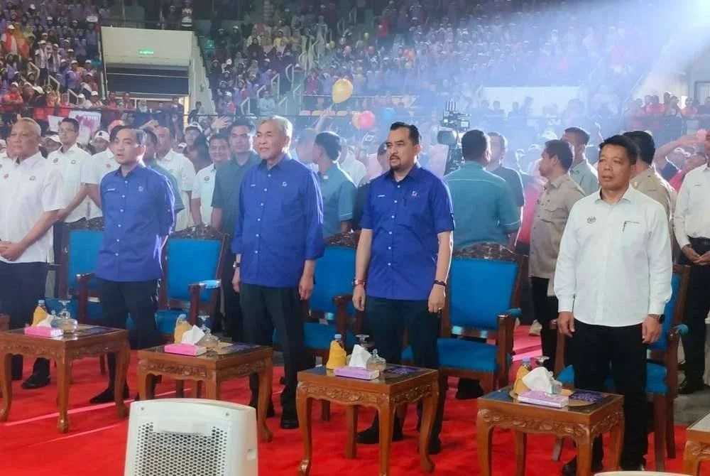 Ahmad Zahid (tengah) Majlis Pelancaran Skuad YPM peringkat negeri Johor di Stadium Tertutup Arena Larkin pada Ahad