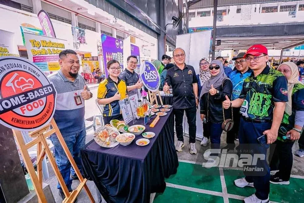 Hee Sem (empat dari kiri) melawat pameran kesihatan selepas merasmikan
sambutan Hari Kesihatan Mental Sedunia Peringkat Negeri Melaka 2025 di SMK Bukit Rambai pada Ahad.
