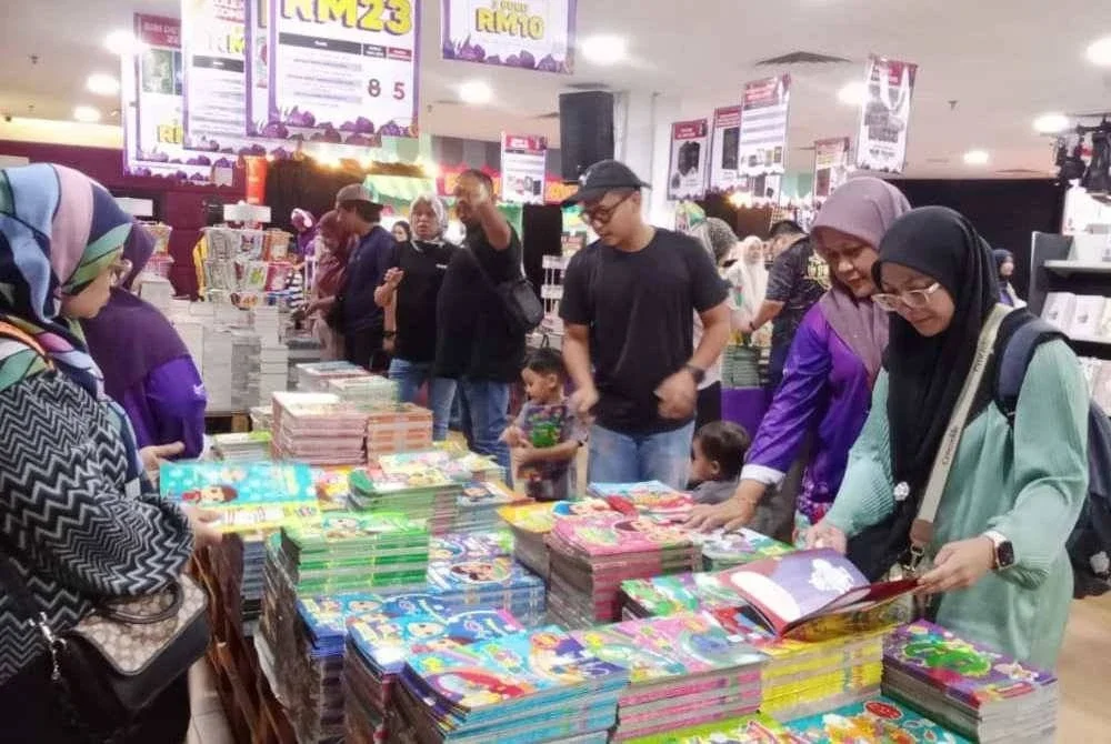 Jualan Gudang Karangkraf 2025 di Shah Alam raih sambutan luar biasa dengan tawaran diskaun sehingga 80 peratus dan pelbagai aktiviti keluarga menarik.