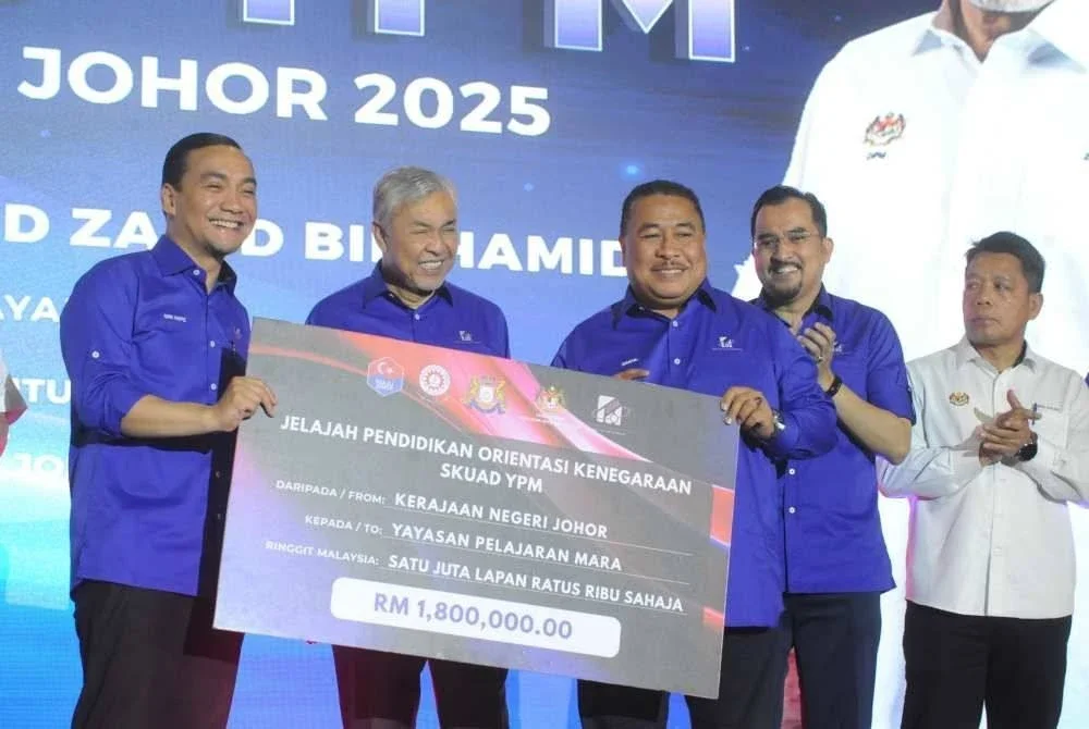 Ahmad Zahid (tengah) pada Majlis Pelancaran Yayasan Pelajaran MARA (YPM) peringkat Negeri Johor di Arena Larkin.
