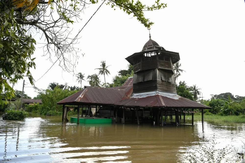 Sebahagian kawasan di Kampung Jalan Makam Diraja Langgar mula dilanda banjir kilat selepas hujan lebat pagi tadi menyebabkan air Sungai Langgar melimpah ketika tinjauan di Pekan Langgar, Alor Setar pada Ahad. Foto: Bernama
Timbalan Pengarah Angkatan Pertahanan Awam Malaysia (APM) Kedah, Mejar (PA) Muhammad Suhaimi Mohd Zain, berkata sebuah Pusat Pemindahan Sementara (PPS) baharu dibuka di Sekolah Kebangsaan Langgar, namun jumlah mangsa masih dalam proses bancian.
Beliau berkata, setakat pukul 4 petang, jumlah mangsa di PPS Dewan Serbaguna Pokok Sena meningkat kepada 109 orang daripada 33 keluarga berbanding 100 orang daripada 30 keluarga pagi tadi.
--fotoBERNAMA (2025) HAK CIPTA TERPELIHARA