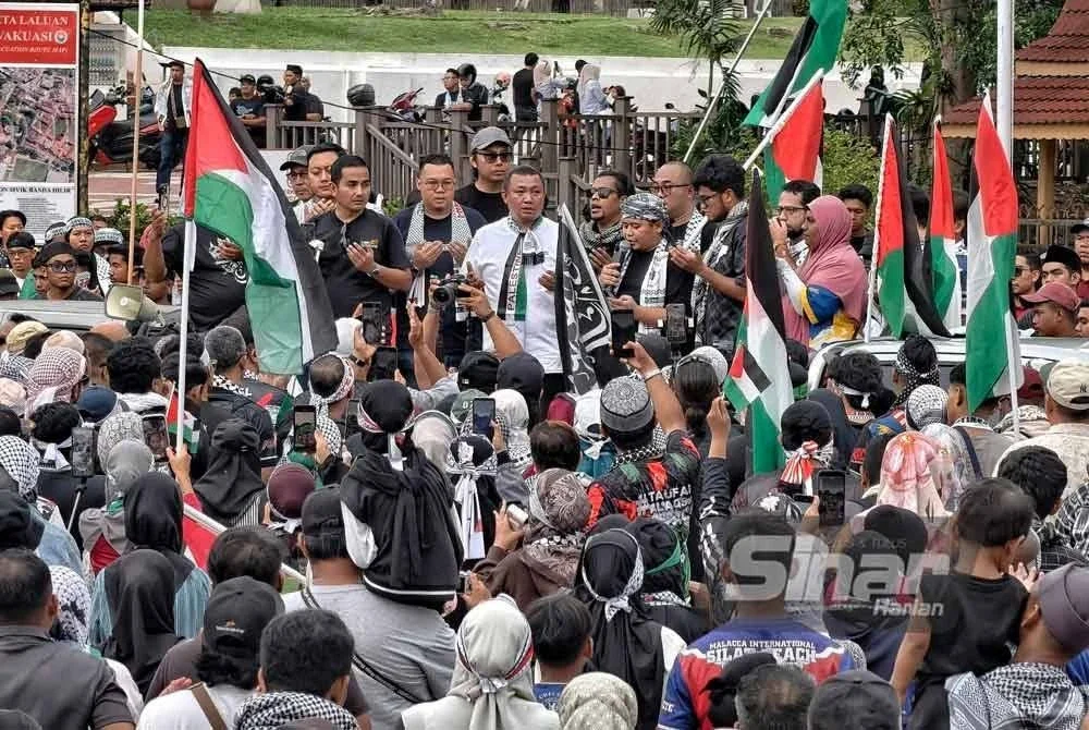 Orang ramai membanjiri di hadapan bangunan Memorial Pengisytiharan Kemerdekaan, di Banda Hilir di sini pada Ahad.