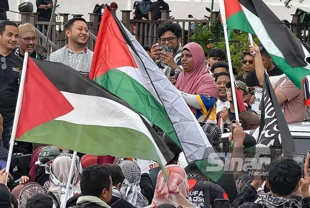 Dak Nor (tengah) ketika berucap pada perhimpunan aman itu di Banda Hilir di sini pada Ahad.