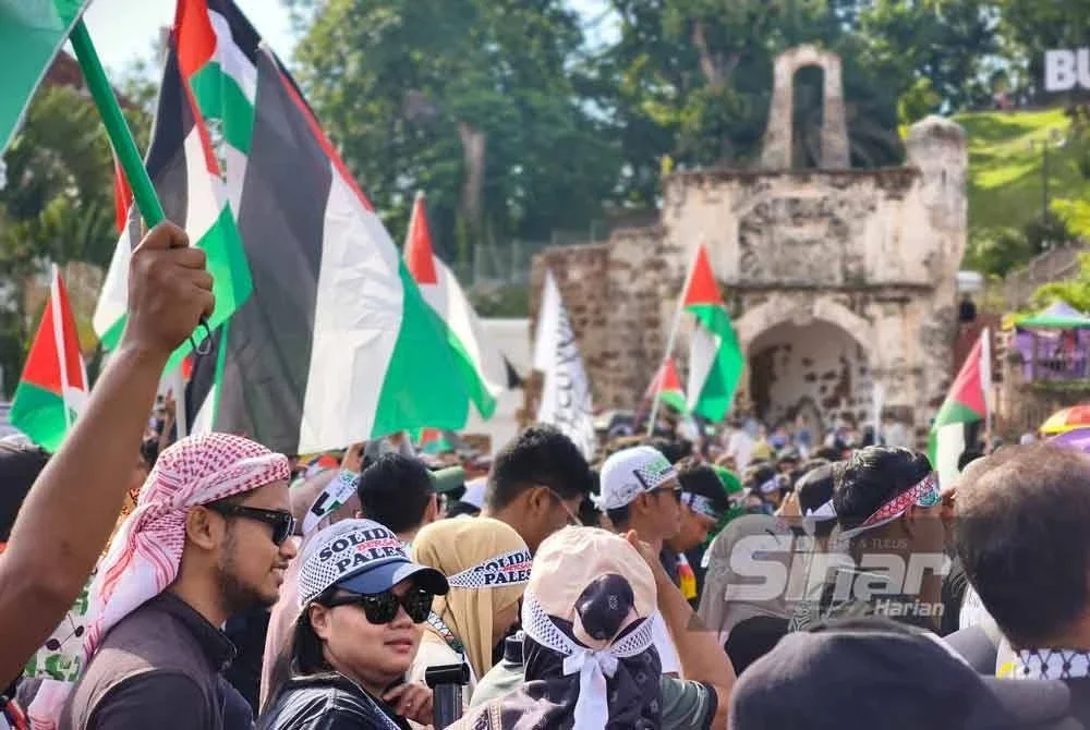 Pelbagai bangsa dan peringkat umur menyertai perhimpunan aman itu.