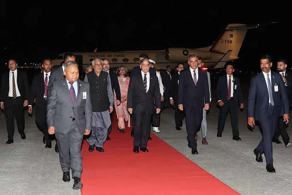 Perdana Menteri Pakistan, Muhammad Shehbaz Sharif (tengah) sejurus tiba di Kompleks Bunga Raya, Lapangan Terbang Antarabangsa Kuala Lumpur (KLIA), hari ini bagi memulakan lawatan rasmi ke Malaysia selama tiga hari. Foto Bernama