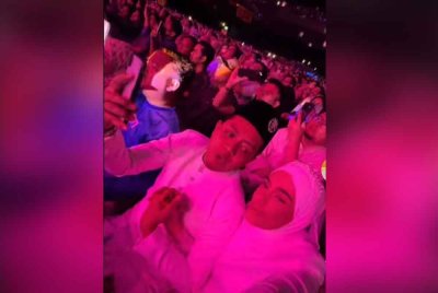 Sharifah Shairah Wafa dan Ahmad Kamil memakai baju nikah hadiri konsert Inteam.