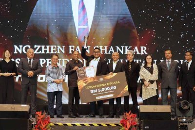 Zambry (empat dari kiri) menyampaikan penghargaan kepada Zhen Fan yang dinobatkan sebagai penerima ATSN 2025 pada Rabu. 
