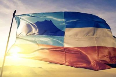 Tuntutan Sabah dan Sarawak untuk mendapatkan 35 peratus kerusi Dewan Rakyat dalam Parlimen Malaysia telah menimbulkan kemarahan dalam kalangan pemimpin kedua-dua wilayah itu.