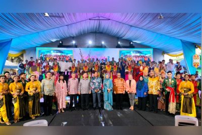 Tun Ramli (tengah) bergambar bersama penggiat seni budaya yang membuat persembahan pada perasmian LACF 2025.
