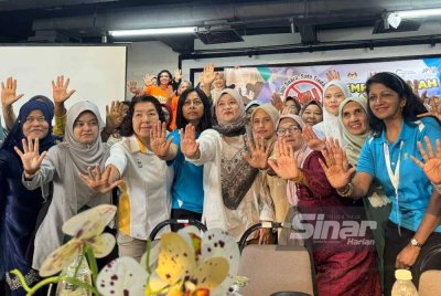 Fadhlina (lima dari kiri) menghadiri Kempen Jelajah Anti Buli 2025 di Penanti pada Ahad.