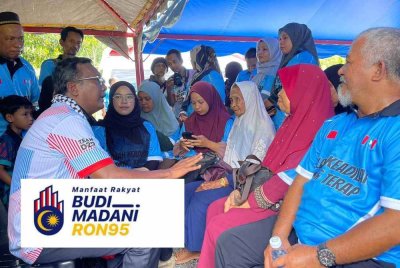 Zuraidi (duduk kiri) semasa program Program Jelajah Keadilan Padang Terap di Kampung Sireh pada petang Sabtu. Foto: Anak Muda Madani Kedah