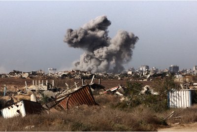 Kepulan asap tebal memenuhi ruang udara di Bandar Gaza yang kini berada dalam kawalan IDF. Foto AFP