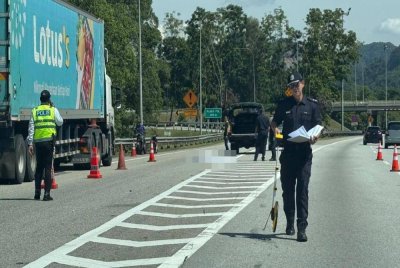 Seorang pegawai polis maut selepas motosikal berkuasa tinggi yang ditungganginya hilang kawalan dalam kemalangan dua motosikal di Lebuhraya Utara-Selatan berhampiran Ipoh.