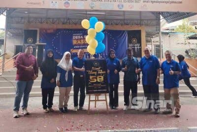 Mohamad Zakkuan (empat dari kiri) merasmikan Program Desa Bebas Rasuah 2025 SPRM Kuala Lumpur dan Sambutan Ulang Tahun SPRM Ke-58 di Kampung Malaysia Raya pada Ahad.