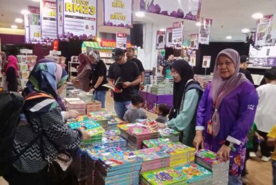 Roziyana (kanan) ketika meninjau sekitar Jualan Gudang Karangkraf 2025.