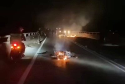 Seorang remaja lelaki maut manakala rakannya cedera ringan selepas motosikal mereka terlibat kemalangan dengan sebuah MPV di Kilometer 46, Lebuhraya Senai-Desaru, awal pagi Ahad. Foto tular