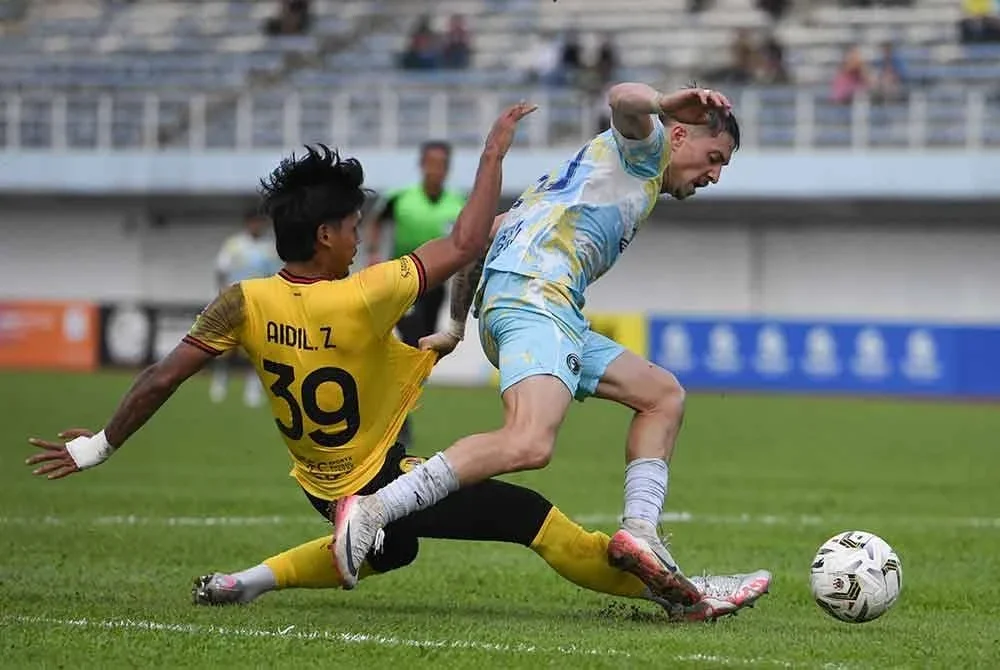Tonggak Penang, Danilo Sipovac (kanan) disaingi pemain Negeri Sembilan, Muhammad Noor Aidil Zailani dalam perlawanan Liga Super di Stadium Bandaraya, Georgetown. Foto Bernama