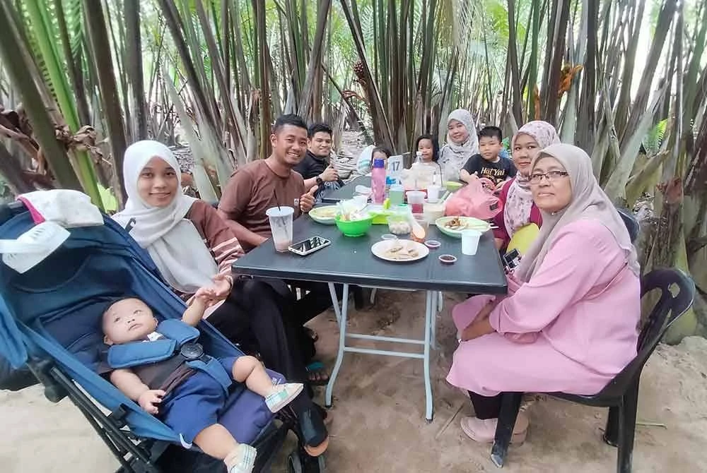 Selain menikmati keindahan alam semula jadi, pengunjung boleh menikmati pelbagai hidangan dijual di dalam kebun nipah.