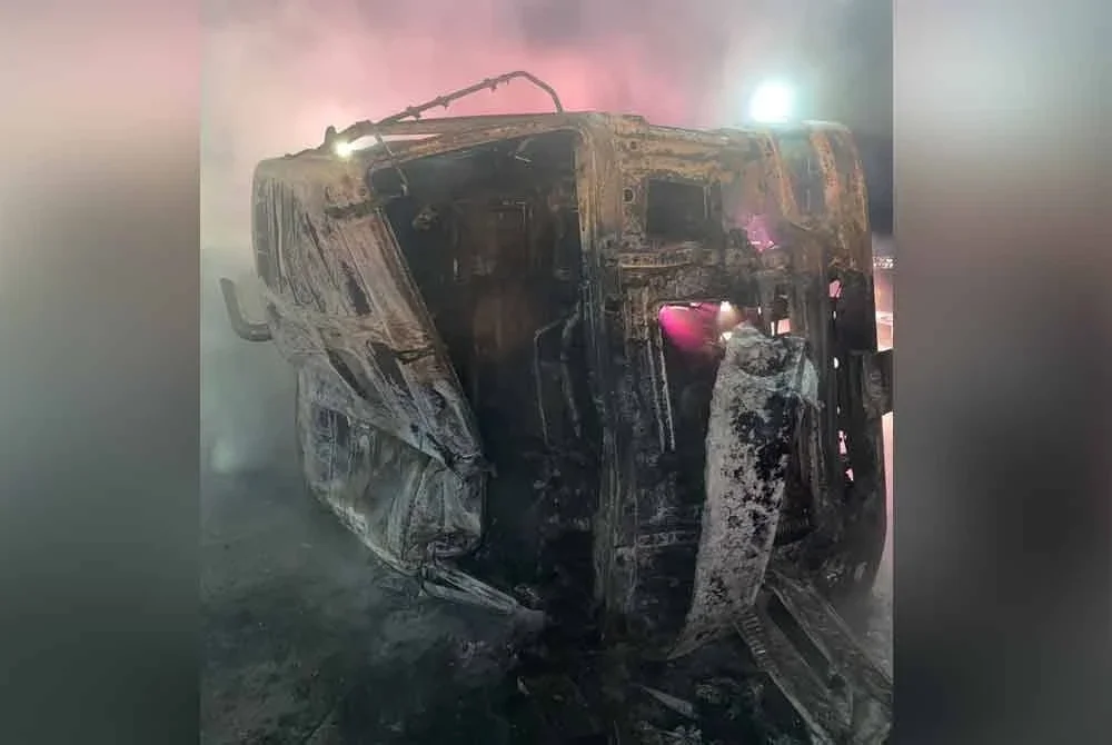 Keadaan sebuah lori selepas terbakar di Lebuhraya Karak pada Isnin.