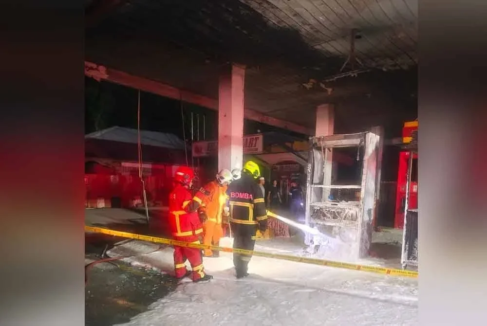 Bomba menggunakan teknik buih bagi menutup permukaan minyak petrol yang berisiko terbakar.