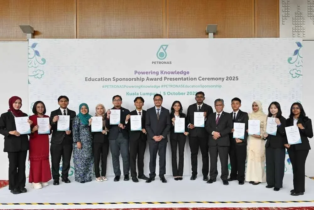Ruslan (tengah) bergambar bersama penerima Anugerah Tajaan Pendidikan Petronas 2025 di Kuala Lumpur baru-baru ini.