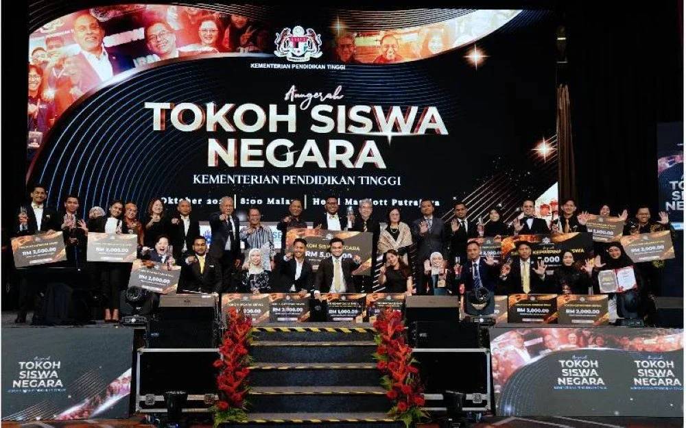 Zambry bergambar bersama pemenang ATSN 2025 di sini pada Rabu.
