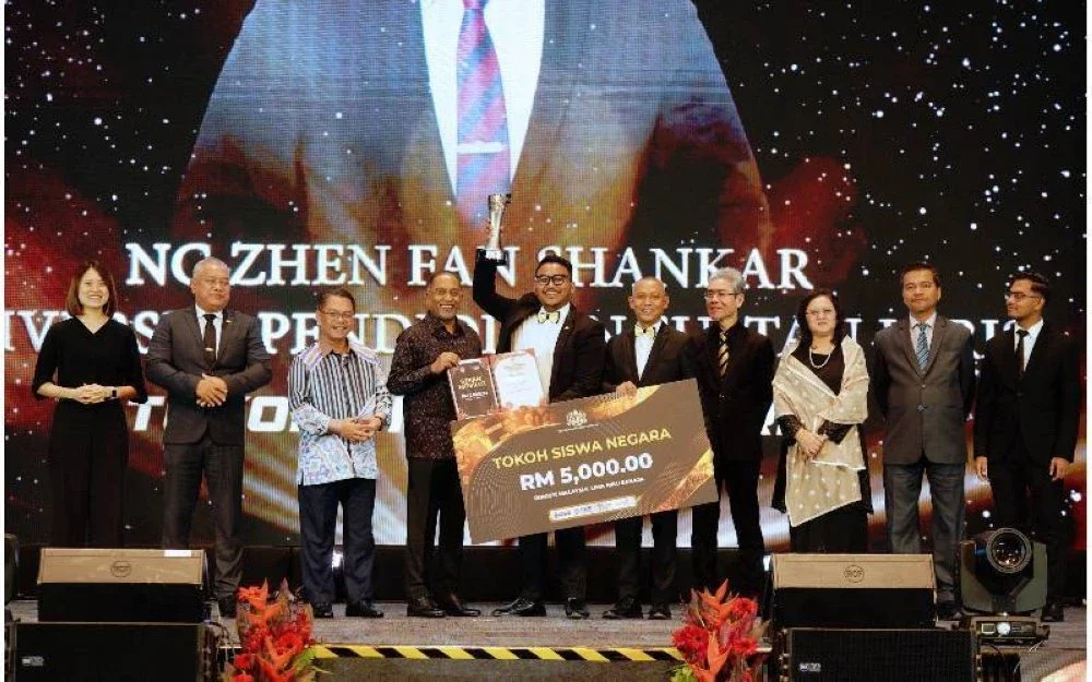 Zambry (empat dari kiri) menyampaikan penghargaan kepada Zhen Fan yang dinobatkan sebagai penerima ATSN 2025 di sini pada Rabu.