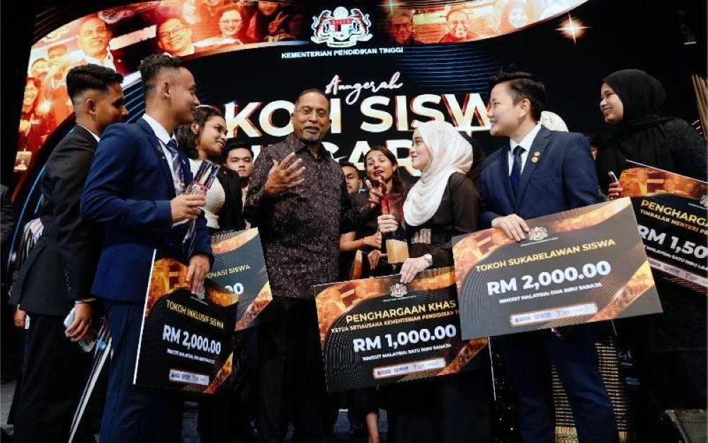 Zambry (tengah) beramah mesra bersama sebahagian pemenang ATSN 2025 di sini pada Rabu.