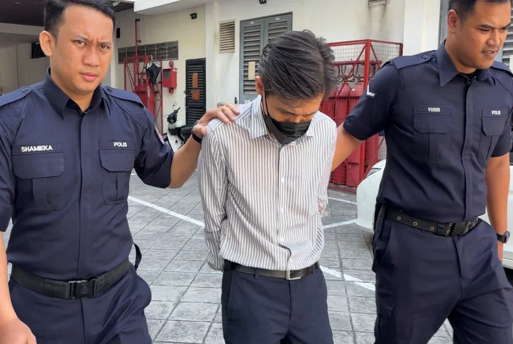 Teik Hwa dihadapkan ke mahkamah atas pertuduhan mendatangkan cedera dengan menggunakan rotan terhadap seorang pelajar pada dua tahun lalu.