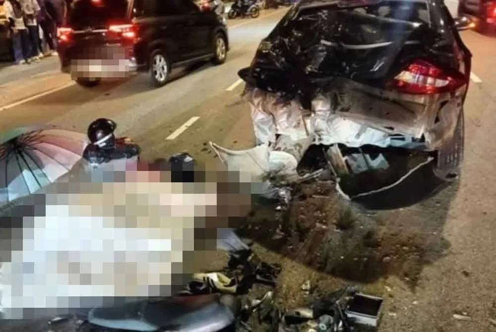 Mangsa maut selepas motosikal ditunggangnya merempuh kereta yang berhenti di tengah jalan berikutan kesesakan lalu lintas.