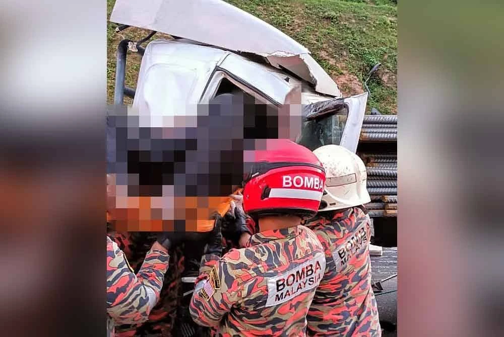 Pasukan bomba mengeluarkan mangsa yang tersepit.