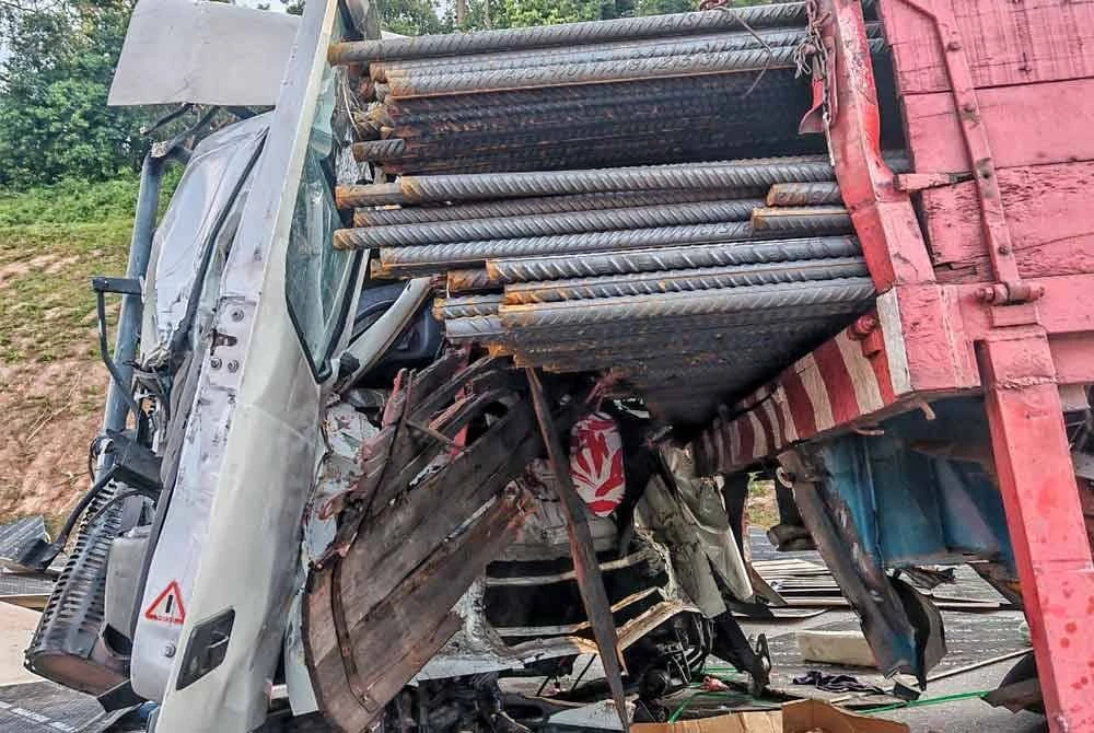 Kenderaan dipandu mangsa merempuh treler membawa muatan besi di Kilometer 205.4 Lebuhraya Utara-Selatan (PLUS) arah selatan pada awal pagi Isnin.