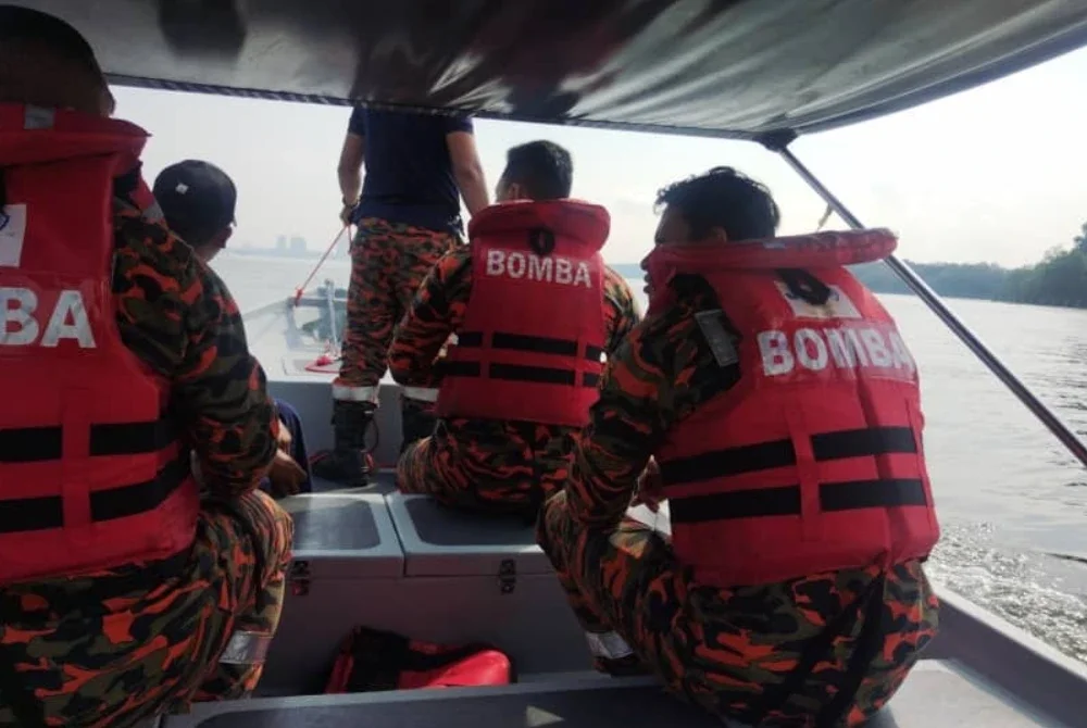 Pasukan bomba melakukan operasi mencari dan menyelamat sehingga bagi mengesan mangsa yang masih hilang.