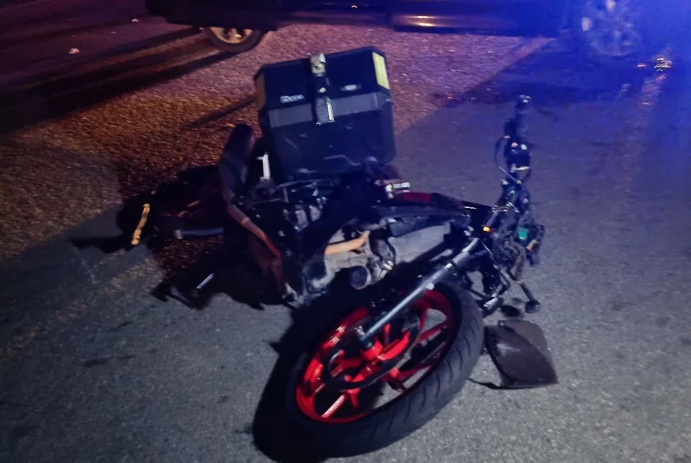 Keadaan motosikal yang ditunggang mangsa selepas terbabit kemalangan dengan sebuah MPV di Jalan Besar Jengka-Jerantut, Bandar Pusat Jengka pada awal pagi Isnin. Foto Polis Maran