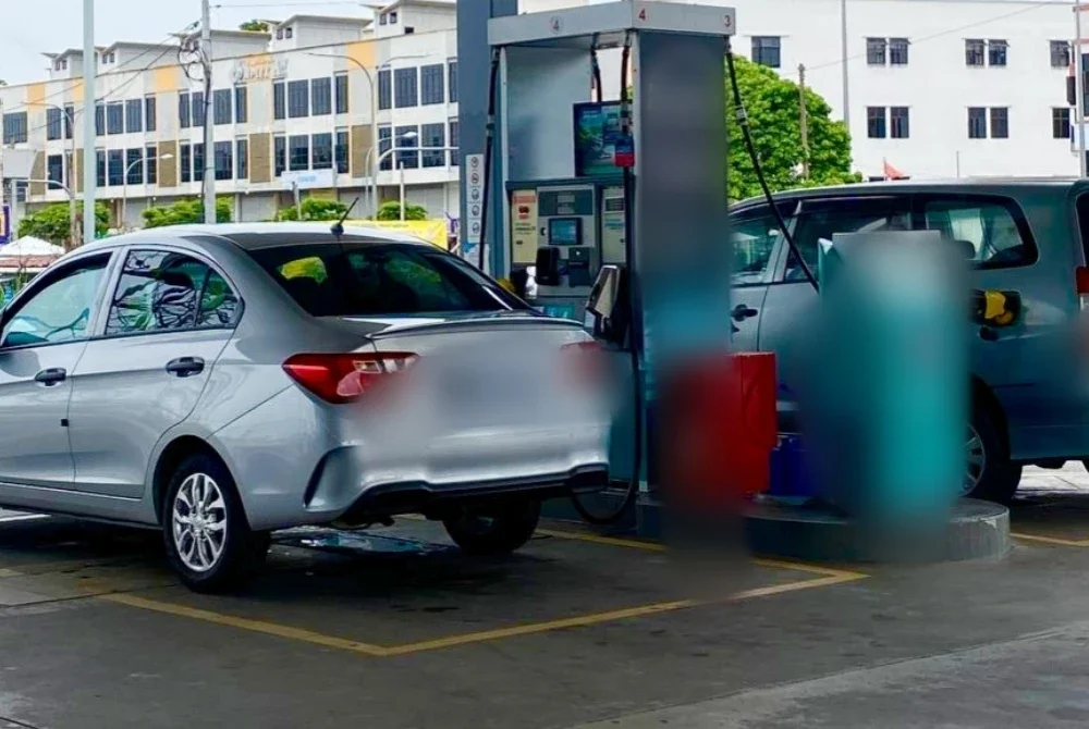 KPDN Kelantan tidak menolak kemungkinan ada segelintir penduduk di kawasan sempadan bersekongkol dengan penyeludup menyeleweng petrol melalui BUDI95 ke Thailand. - Gambar hiasan