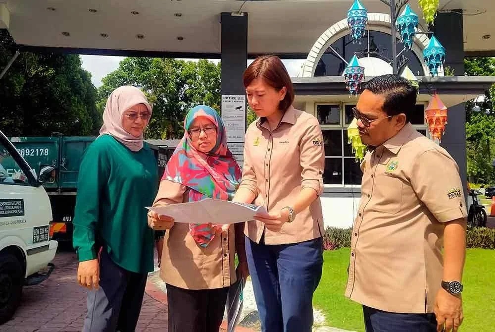 Sandrea (dua dari kanan) ketika membuat lawatan ke pondok pengawal di Meru Valley, Ipoh pada Isnin.