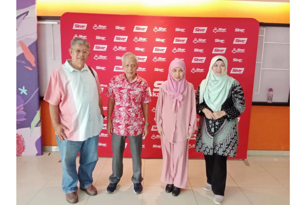 Othman (kiri), Timbalan Pengerusi KenWork, Profesor Dr Nik Hasnaa Nik Mahmood (dua dari kanan) dan pegawai program, Rosliza Akma Zakaria (kanan) mengadakan pertemuan bersama Penasihat Bersama Karangkraf, Datuk Muhammad Nasir Hamzah pada Isnin.